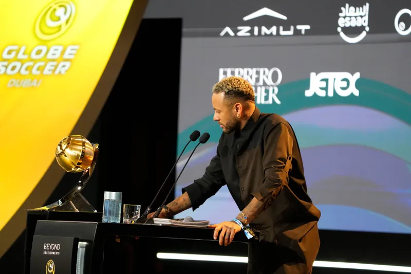 Neymar foi homenageado no Globe Soccer Awards (Foto: Imago)
