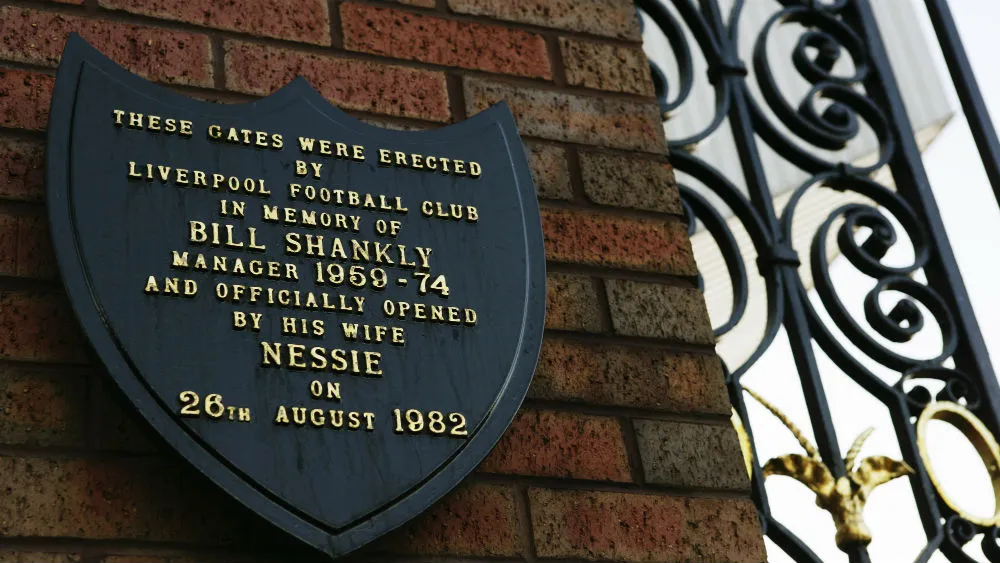 Os port&otilde;es de Shankly, na entrada de Anfield, casa do Liverpool (Foto: Getty Images)