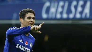 Oscar faz gola&ccedil;o, mas quem decide para o Chelsea contra o QPR mesmo &eacute; o &aacute;rbitro
