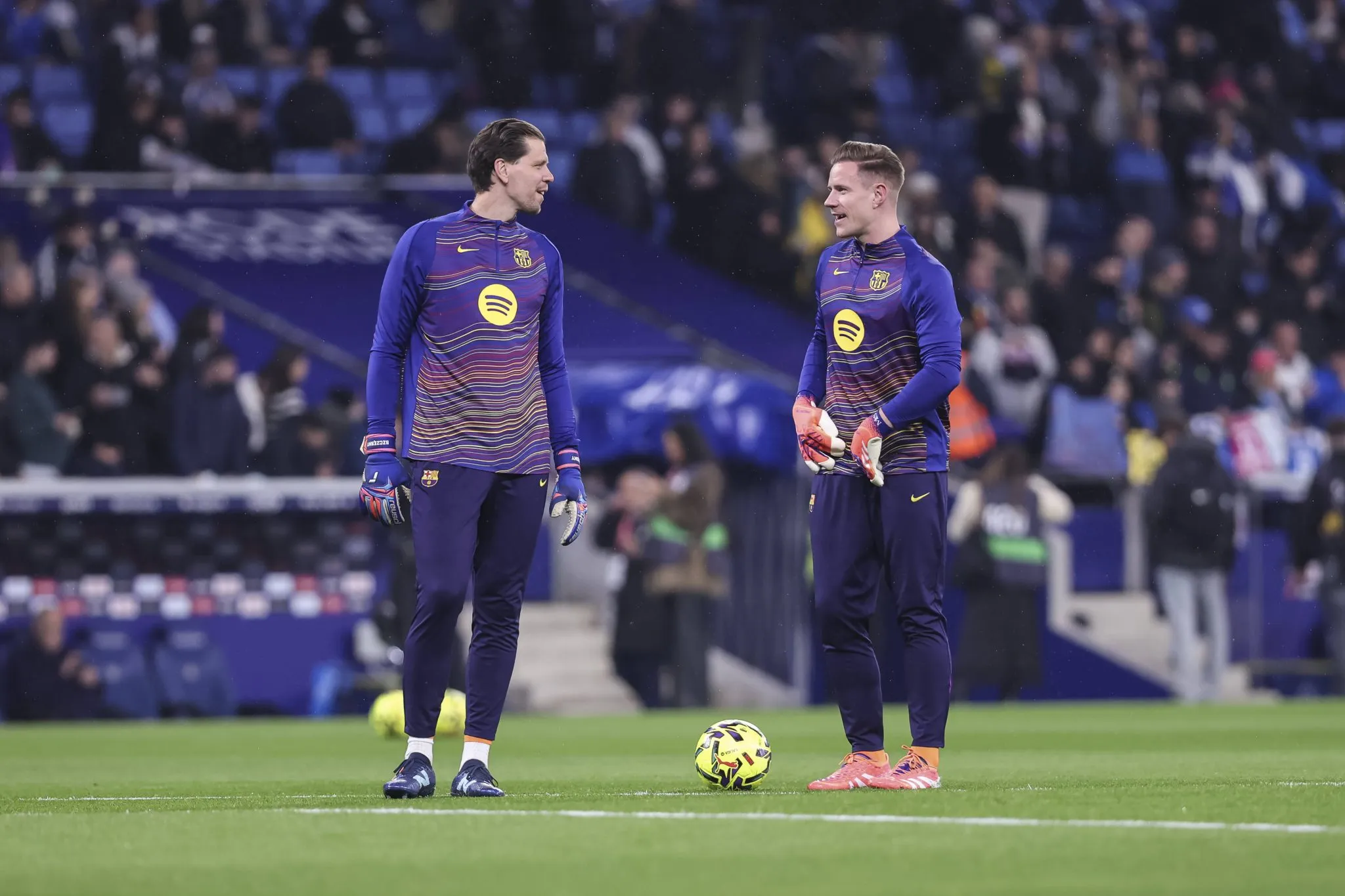 Ter Stegen e Szczesny durante aquecimento do Barcelona