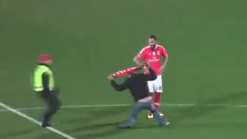 Torcedor do Benfica invade gramado para &ldquo;engraxar&rdquo; chuteira de Mitroglou