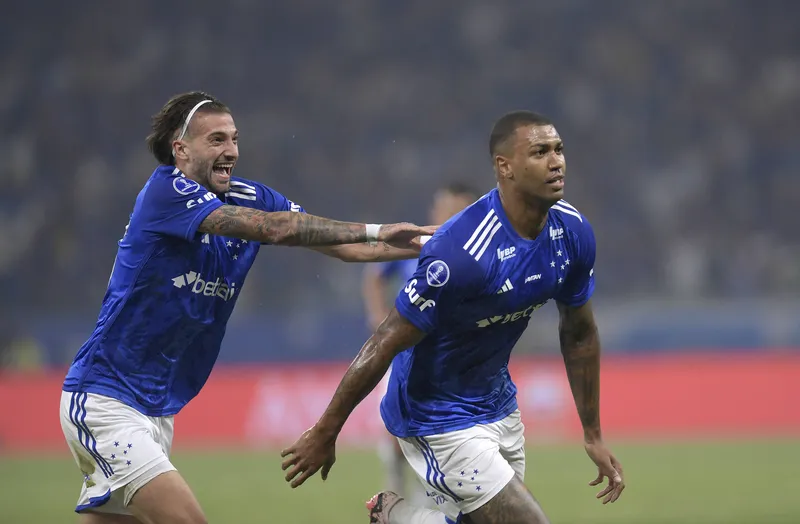 Walace comemora, com Lautaro D&iacute;az, gol decisivo marcado em Cruzeiro 2 x 1 Boca Juniors