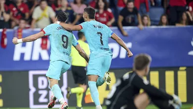 Lewandowski decide a 1&ordf; na temporada, Barcelona vence Osasuna e segue na cola do Real
