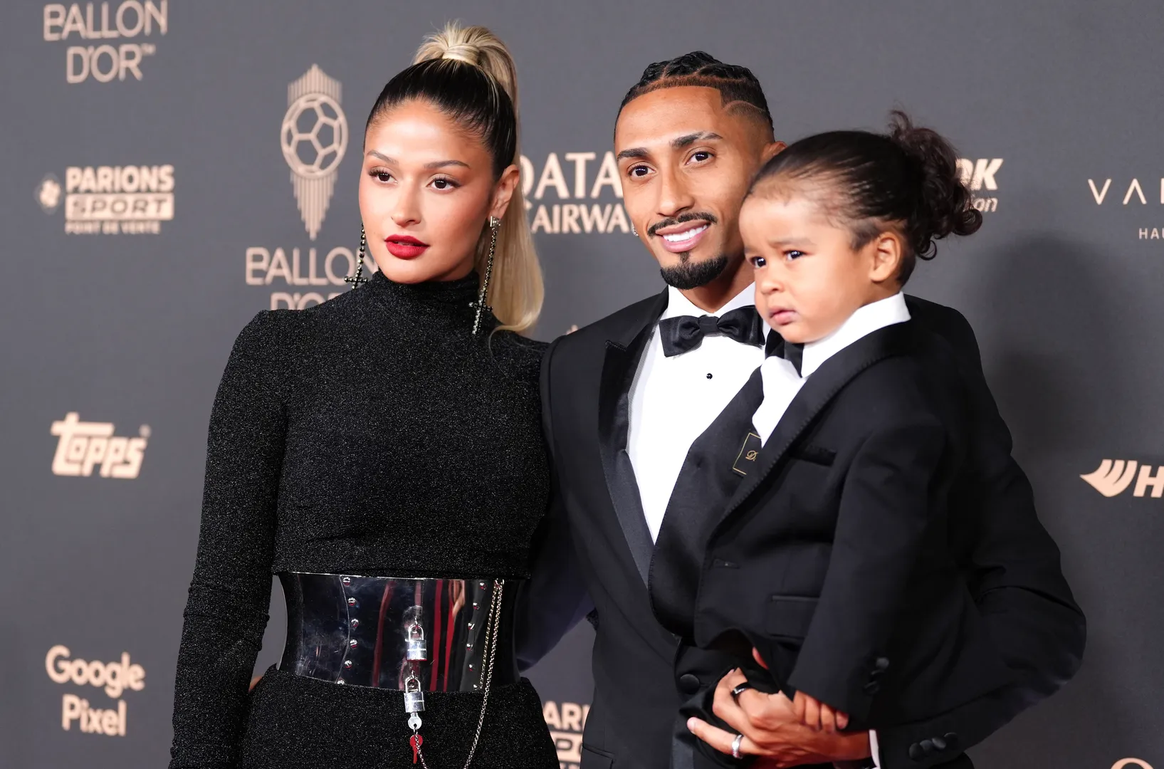 Raphinha e a fam&iacute;lia na cerim&ocirc;nia da Bola de Ouro