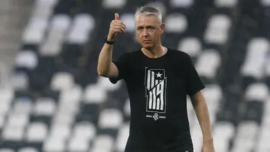 Tiago Nunes exp&otilde;e que jogadores do Botafogo pediram &lsquo;sequ&ecirc;ncia fora&rsquo; do time por carga emocional de 2023