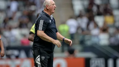 Felip&atilde;o se contradiz e volta a discutir com torcedor, mas Atl&eacute;tico-MG (mais uma vez) fica do lado do treinador