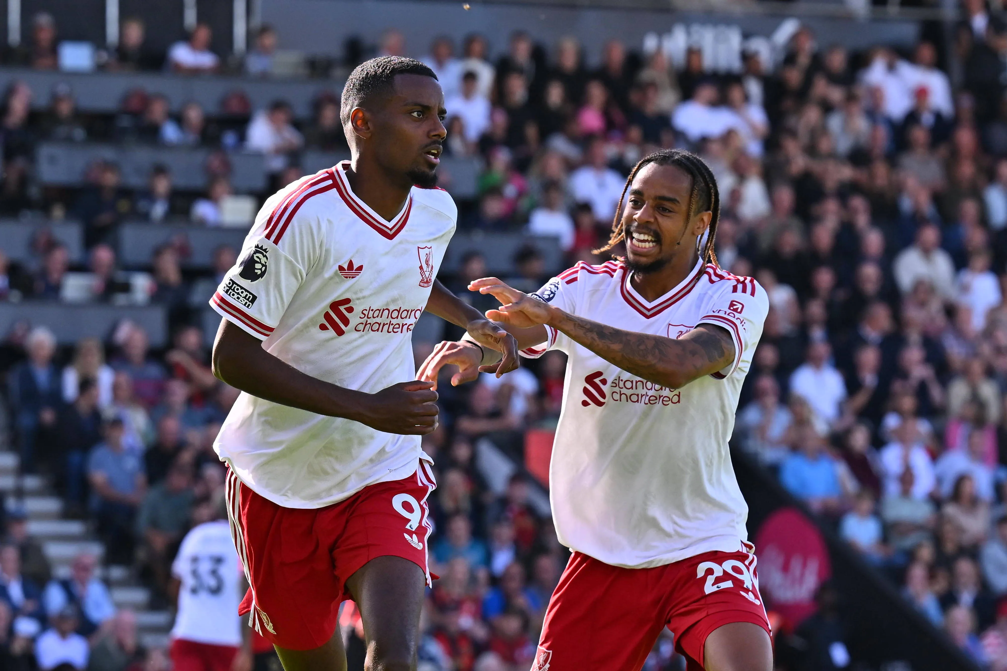 Isak e Barcola celebram gol do Liverpool