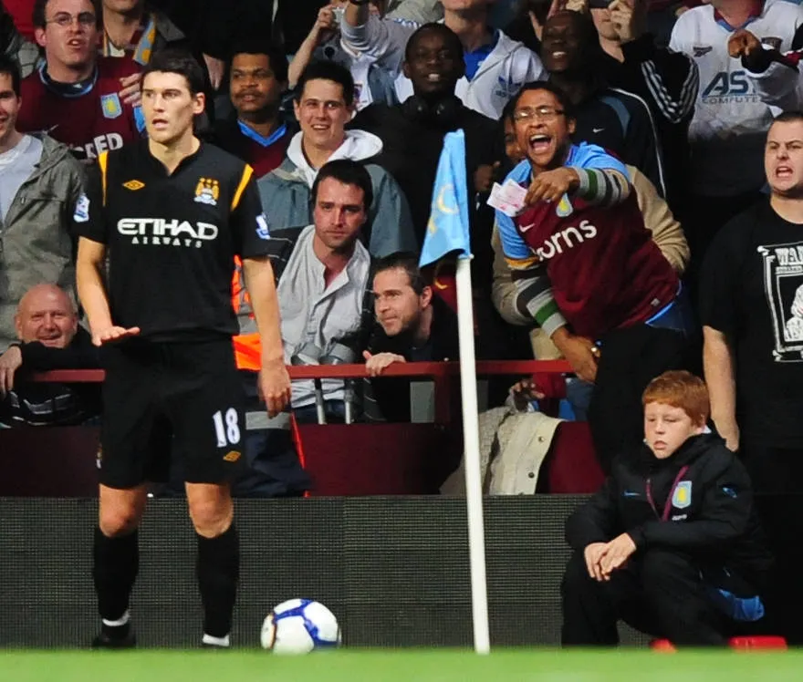 Torcedor do Aston Villa arremessa dinheiro em direção a Gareth Barry após transferência para Manchester City (Foto: Imago/Newscom World)