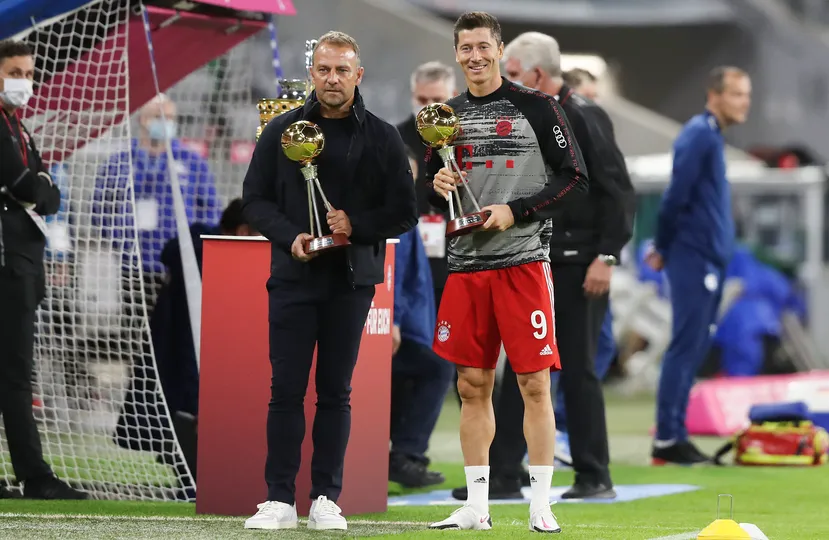 Foto: (IconSport) - Hansi Flick e Robert Lewandowski pelo Bayern de Munique