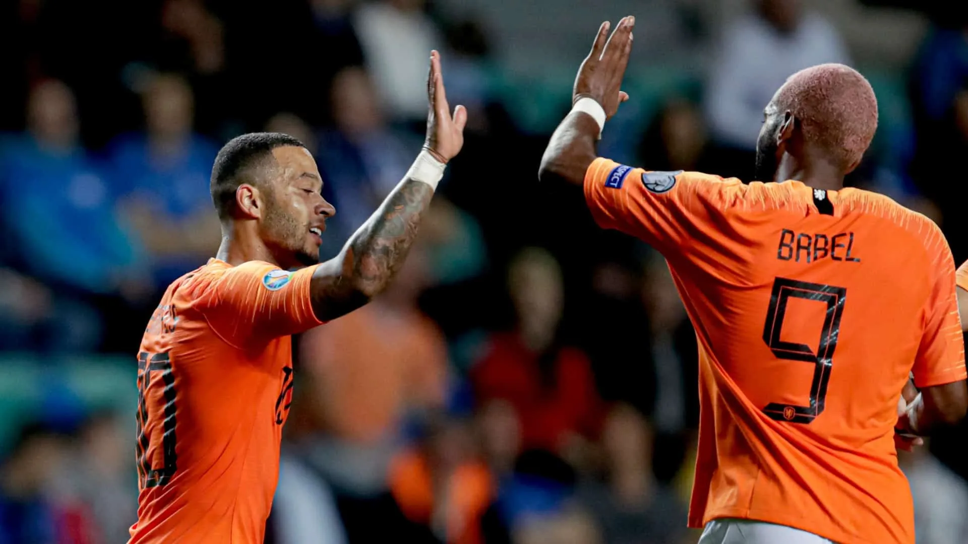 Babel voltou a marcar e, liderada por Depay, a Holanda goleou a Est&ocirc;nia