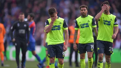 Huddersfield perde para o Crystal Palace por 2 a 0 e &eacute; rebaixado na Premier League com seis rodadas de anteced&ecirc;ncia