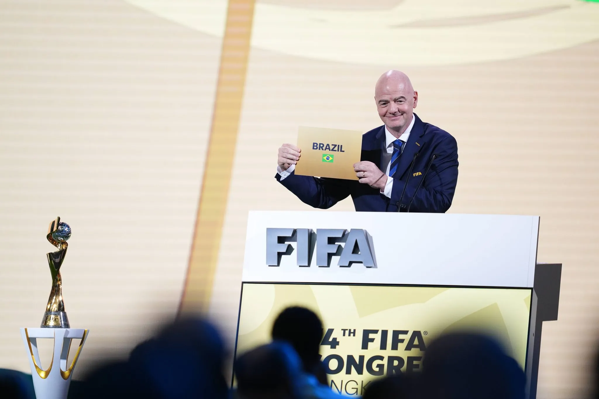 Gianni Infantino durante an&uacute;ncio da Copa do Mundo Feminina no Brasil (Foto: IMAGO / SOPA Images)