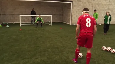 Gerrard treinou com deficientes visuais e testou sua t&eacute;cnica com os olhos vendados