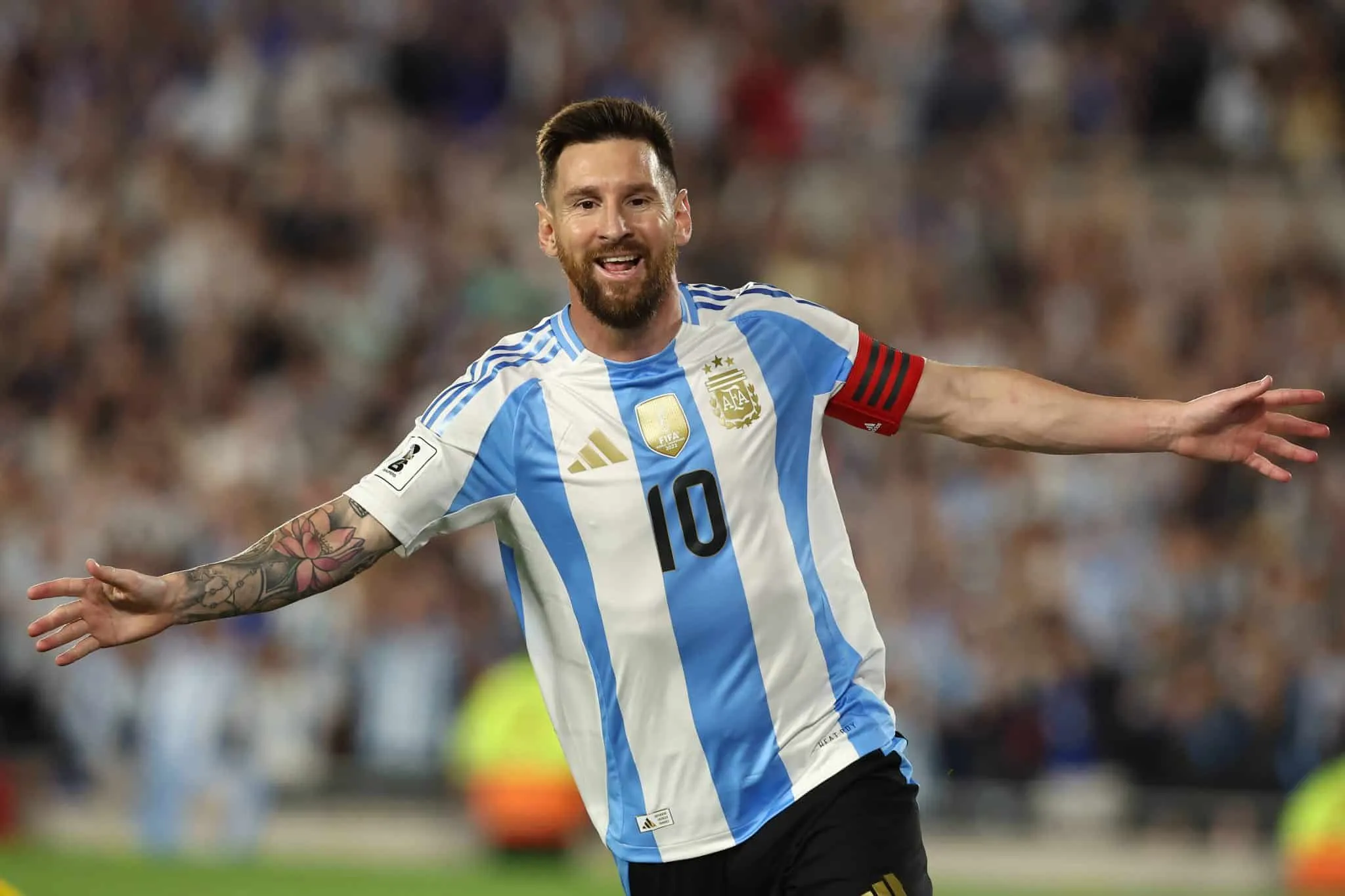 Massacre da Argentina tem gol de Almada e show de Messi, que sonha com recorde de CR7