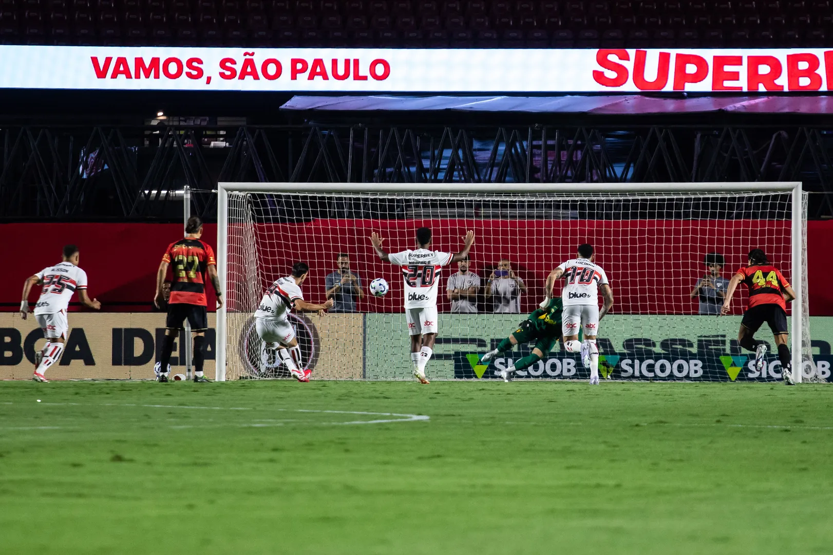 Calleri isola cobran&ccedil;a de p&ecirc;nalti que poderia dar a vit&oacute;ria ao S&atilde;o Paulo