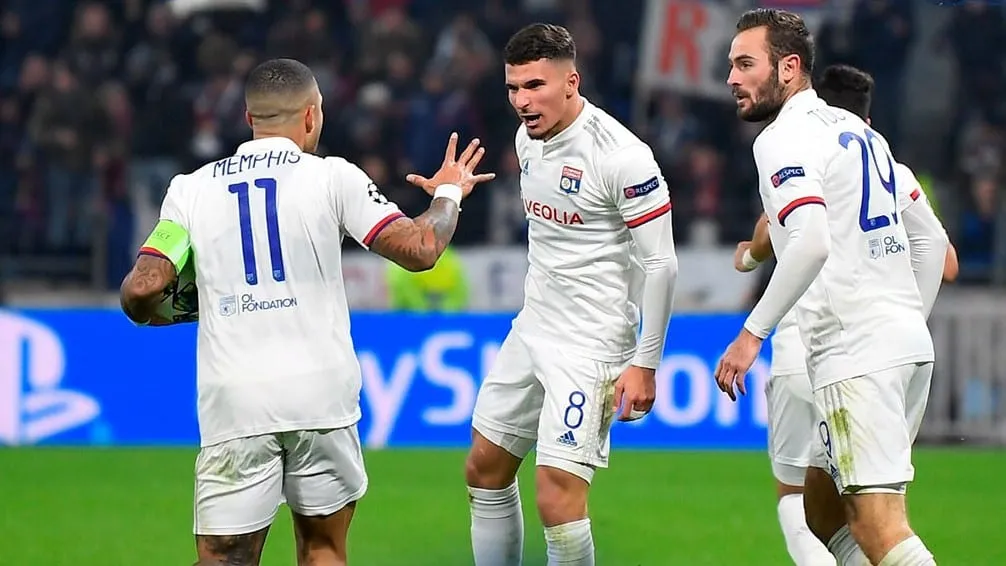 Lyon reagiu no fim e aproveitou o trope&ccedil;o do Zenit para se classificar &agrave;s oitavas