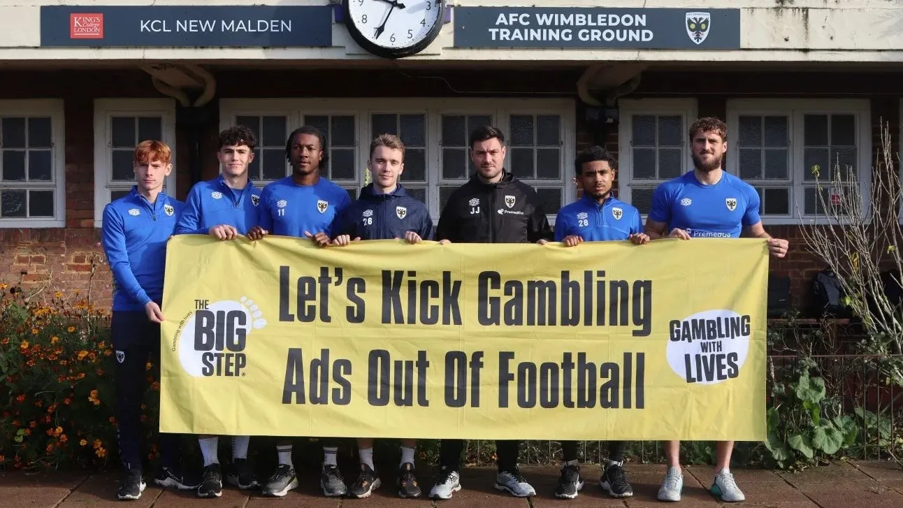 AFC Wimbledon adere campanha que tenta proibir publicidade de apostas no futebol ingl&ecirc;s