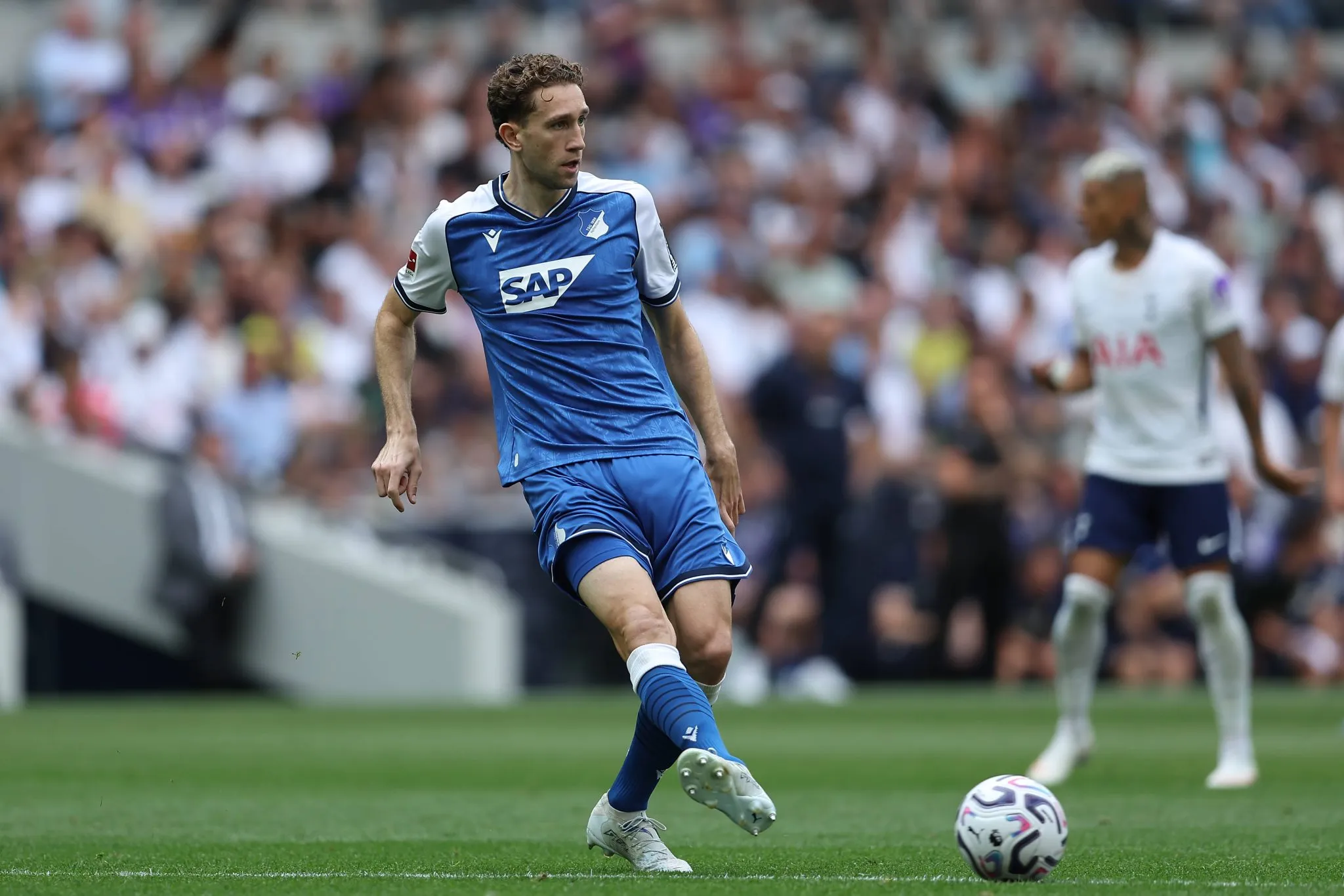 Arthur Chaves, zagueiro brasileiro do Hoffenheim, em amistoso contra o Tottenham