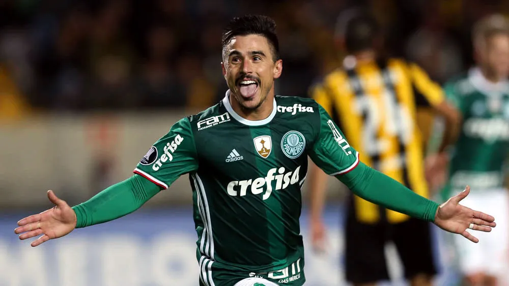 O jogador Willian, da SE Palmeiras, comemora seu gol contra a equipe do CA Pe&ntilde;arol, durante partida v&aacute;lida pela primeira fase, da Copa Libertadores, no Est&aacute;dio Campe&oacute;n Del Siglo.