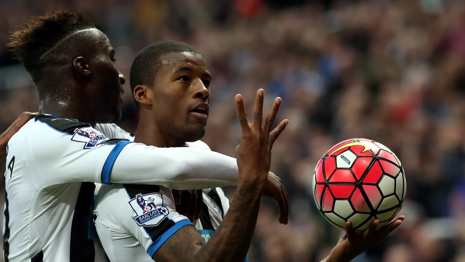 &ldquo;Cristiano&rdquo; Wijnaldum faz quatro gols e, justo na primeira vit&oacute;ria, o Newcastle massacra