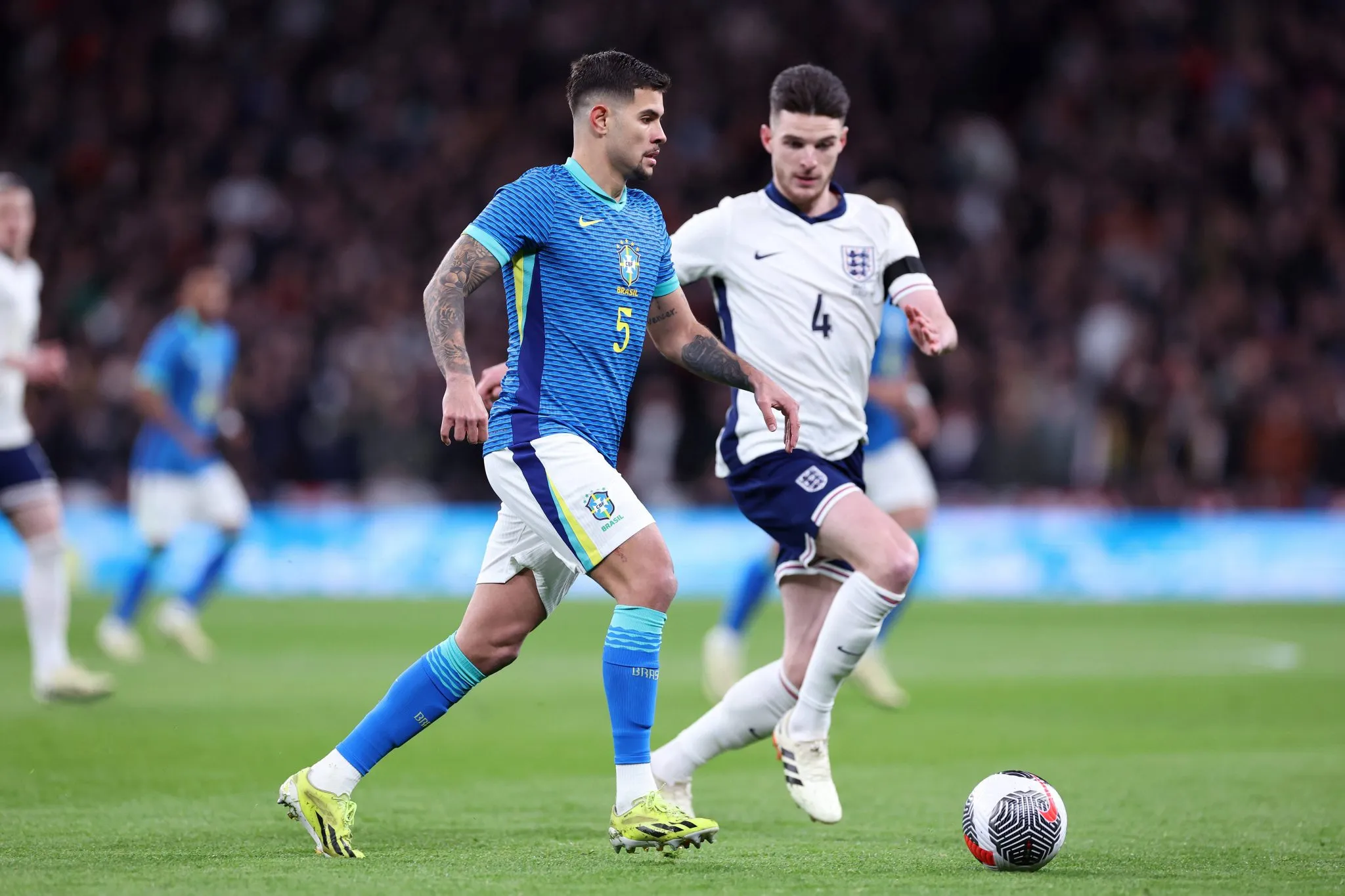 Declan Rice e Bruno Guimar&atilde;es em a&ccedil;&atilde;o durante amistoso entre Inglaterra e Brasil