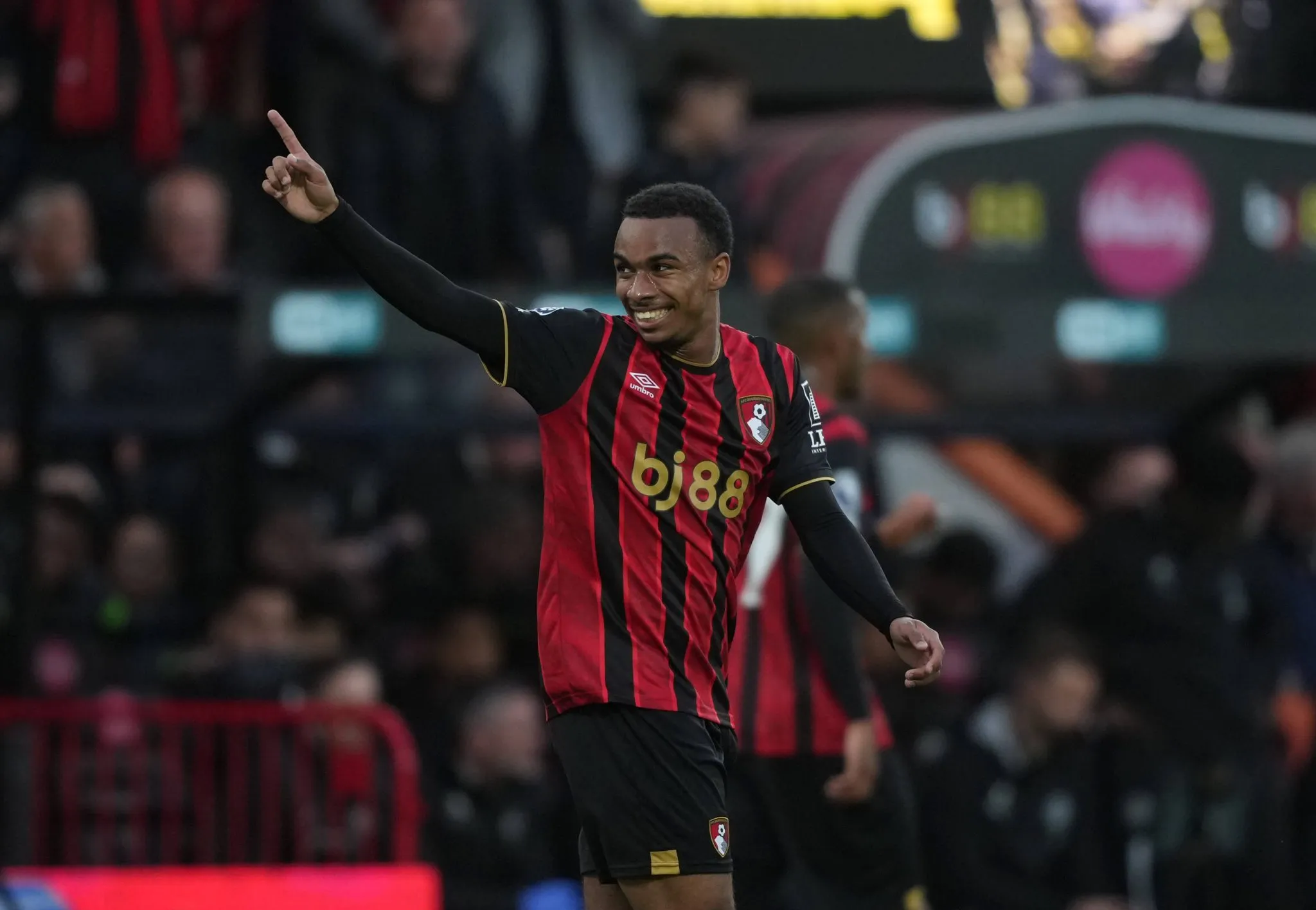 Kroupi celebra gol marcado pelo Bournemouth