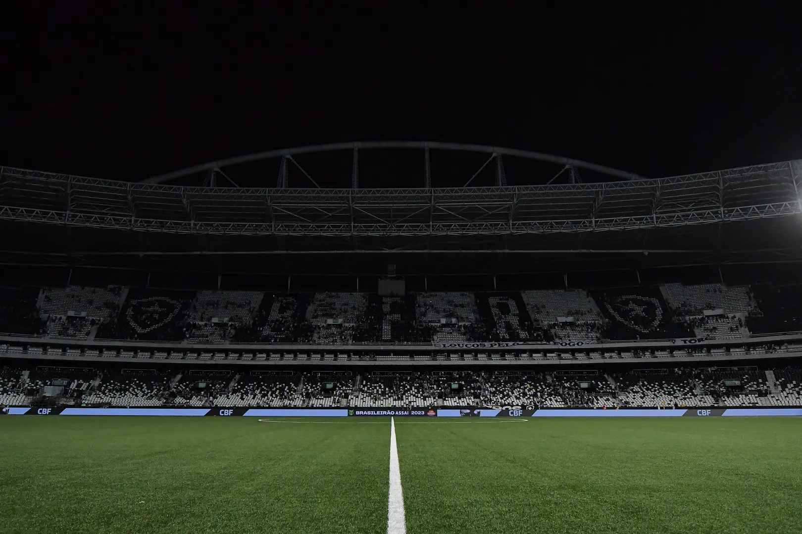 'Tapetinho' do Est&aacute;dio Nilton Santos recebeu elogios de atletas no Brasileir&atilde;o em 2023 - Foto: Icon sport