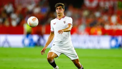 Multa baixa e polival&ecirc;ncia: joia do Sevilla desperta o interesse de United e Real Madrid