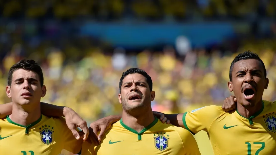 O momento do hino nacional: Oscar &eacute; o grande respons&aacute;vel por armar o time brasileiro
