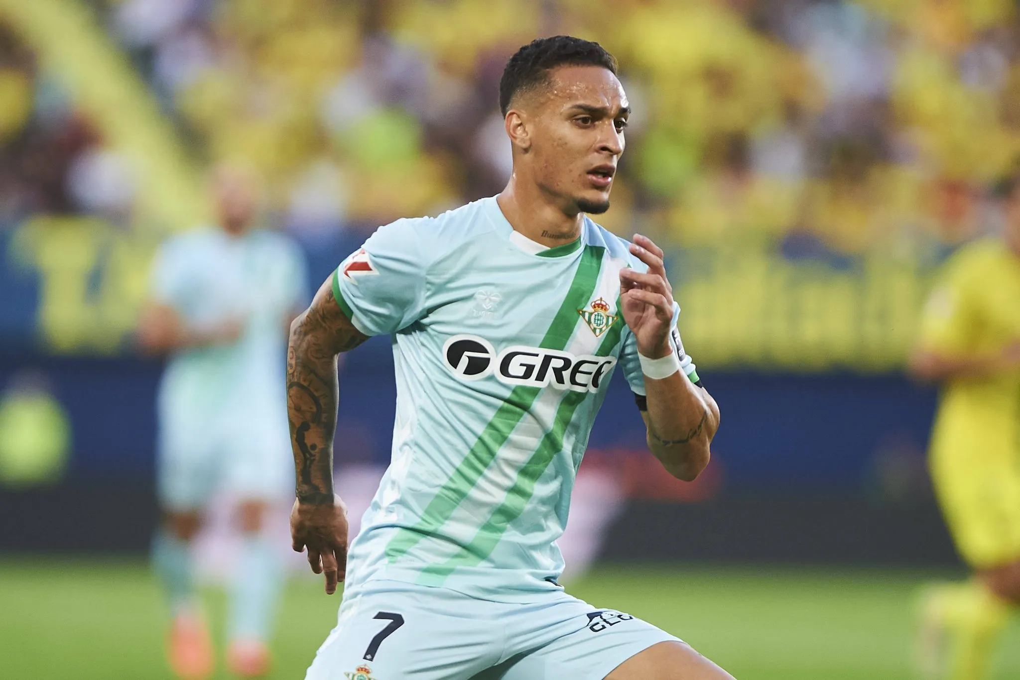 &lsquo;Est&aacute; iluminado&rsquo;: Antony coloca Villarreal no bolso e resgata Betis em decis&atilde;o antecipada