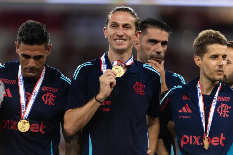 Filipe Lu&iacute;s com a medalha de campe&atilde;o carioca 2025