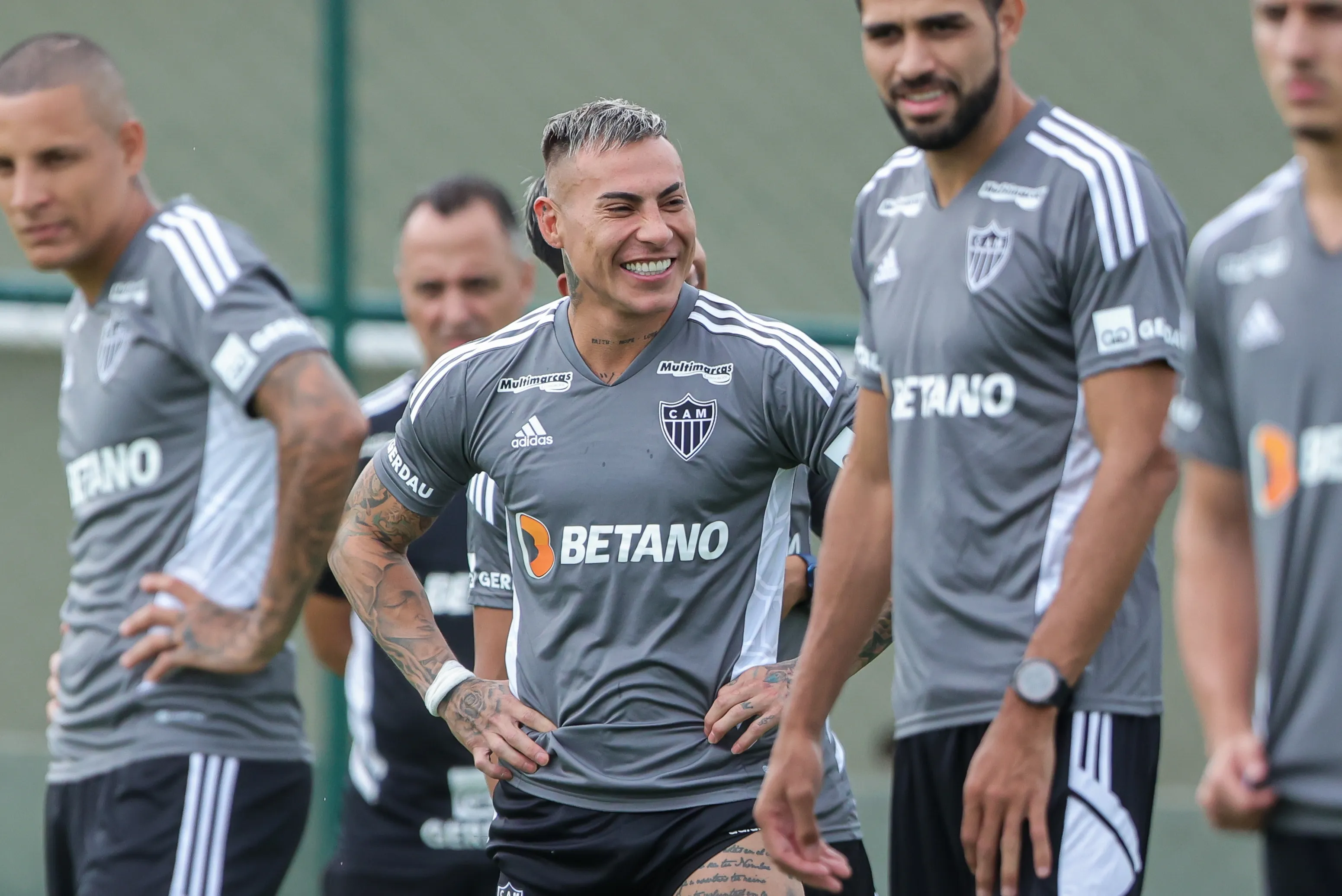 Fora dos planos, mas sem futuro definido, Vargas treina no Atl&eacute;tico-MG e vira at&eacute; destaque nas redes
