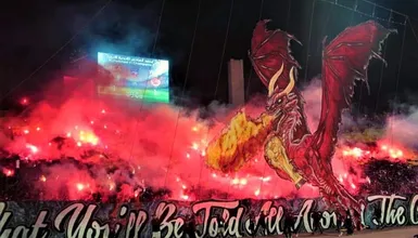 Um drag&atilde;o incendiando as arquibancadas? A torcida do Wydad foi respons&aacute;vel pela genial sacada no D&eacute;rbi de Casablanca