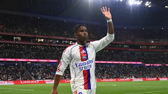 Endrick foge de isolamento, marca mais uma vez e Lyon se aproxima de vaga na Champions