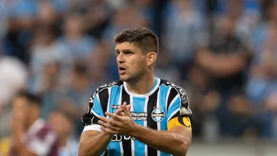 Gr&ecirc;mio sobra no in&iacute;cio e toma sustos no fim, mas garante vaga na final do Ga&uacute;ch&atilde;o