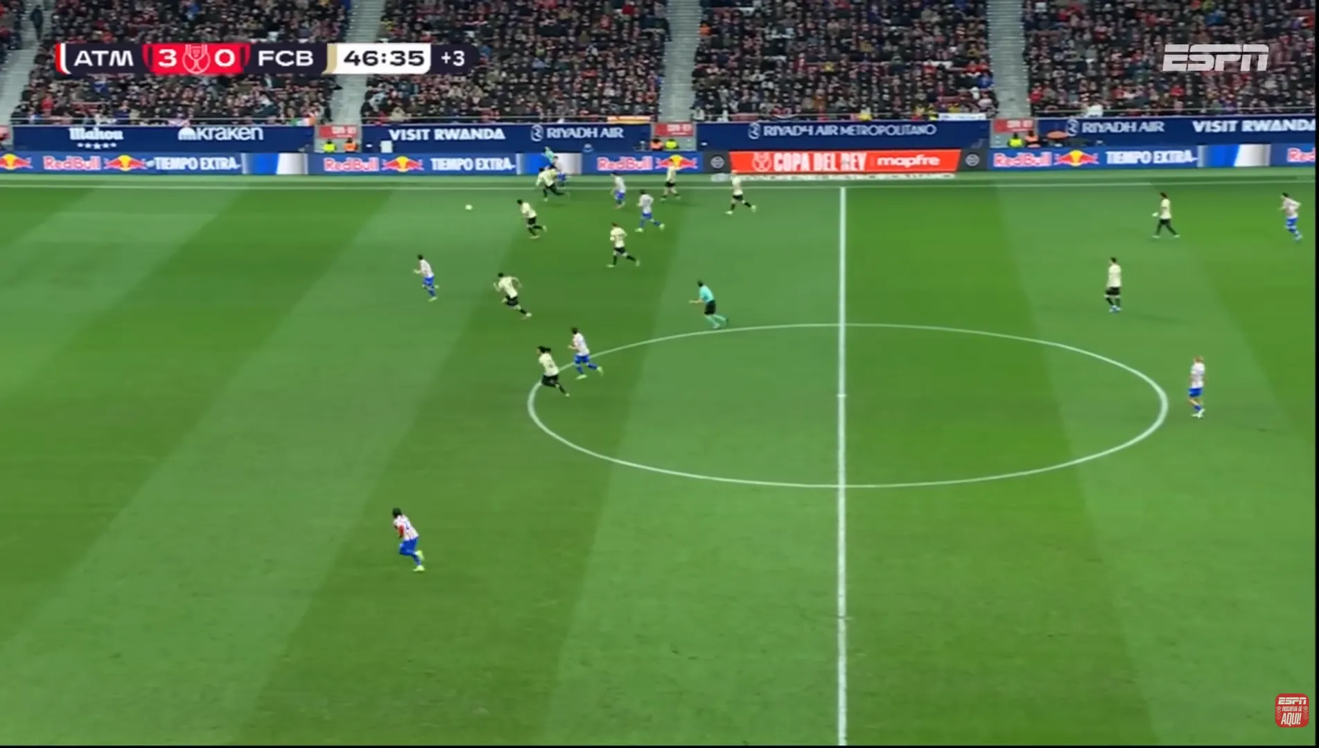 Passe em profundidade na ponta direita inicia jogada do quarto gol do Atl&eacute;tico de Madrid em goleada sobre o Barcelona