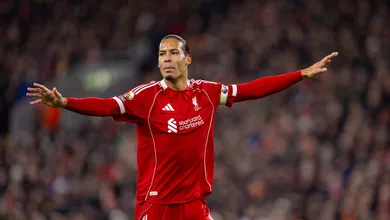 &lsquo;Van Dijk faz tudo errado. Passa a bola, n&atilde;o pressiona e vira as costas como um covarde&rsquo;