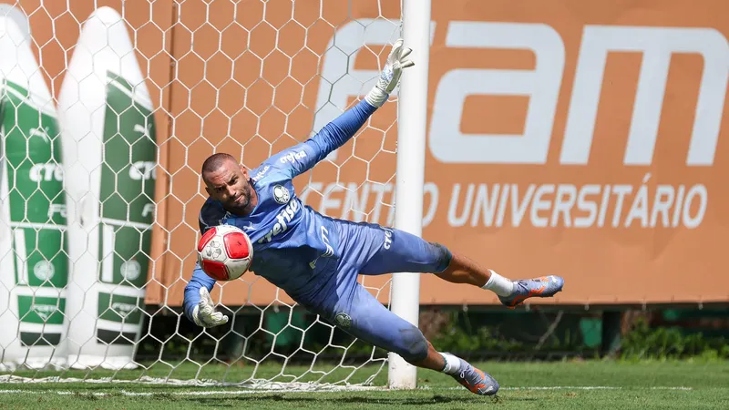 Weverton, durante treino do Palmeiras, na Academia de Futebol (Foto: Fabio Menotti/ Palmeiras/ By Canon)
