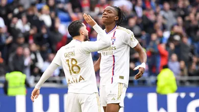 Em crise profunda, Lyon busca empate com Metz, mas permanece na lanterna da Ligue 1