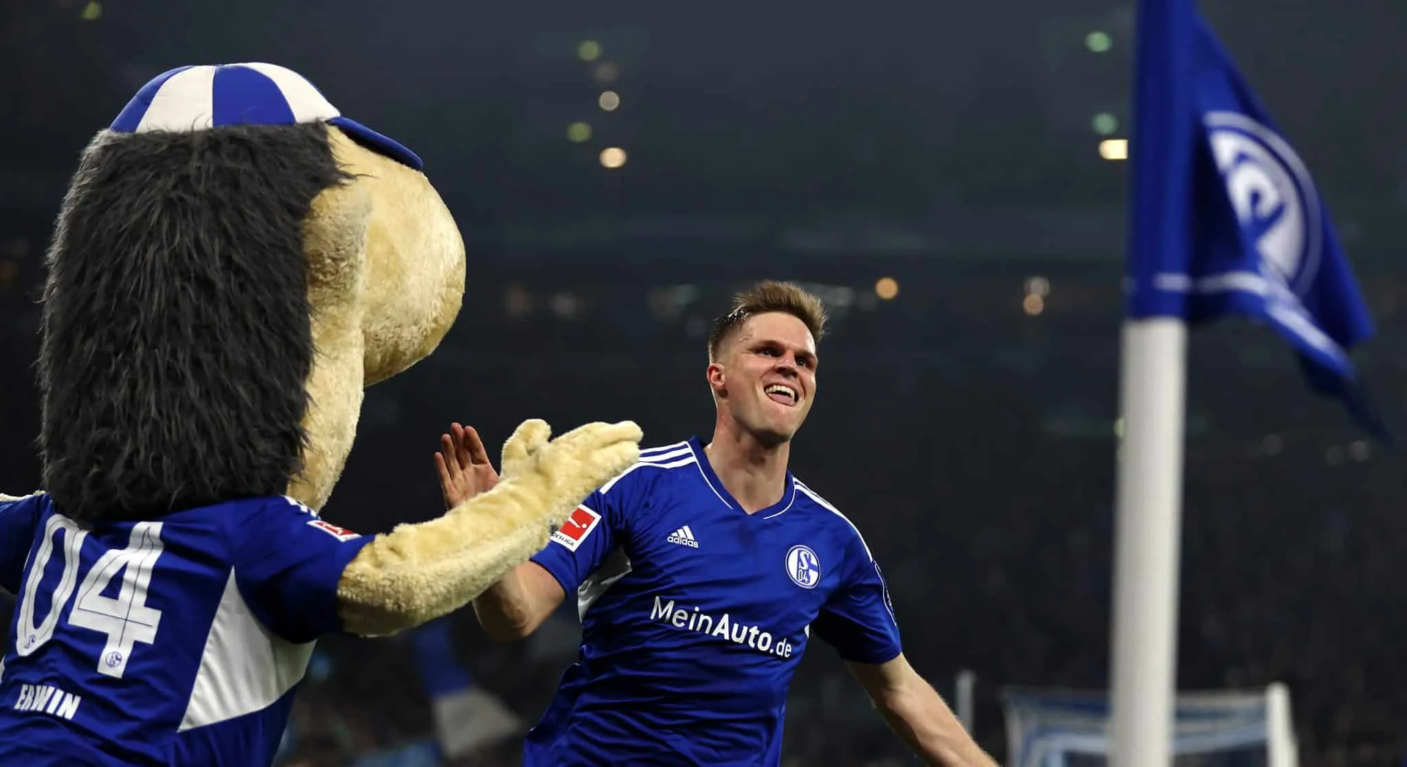 O Schalke desandou a marcar gols e atropelou o Hertha, num joga&ccedil;o vital pela sobreviv&ecirc;ncia na Bundesliga