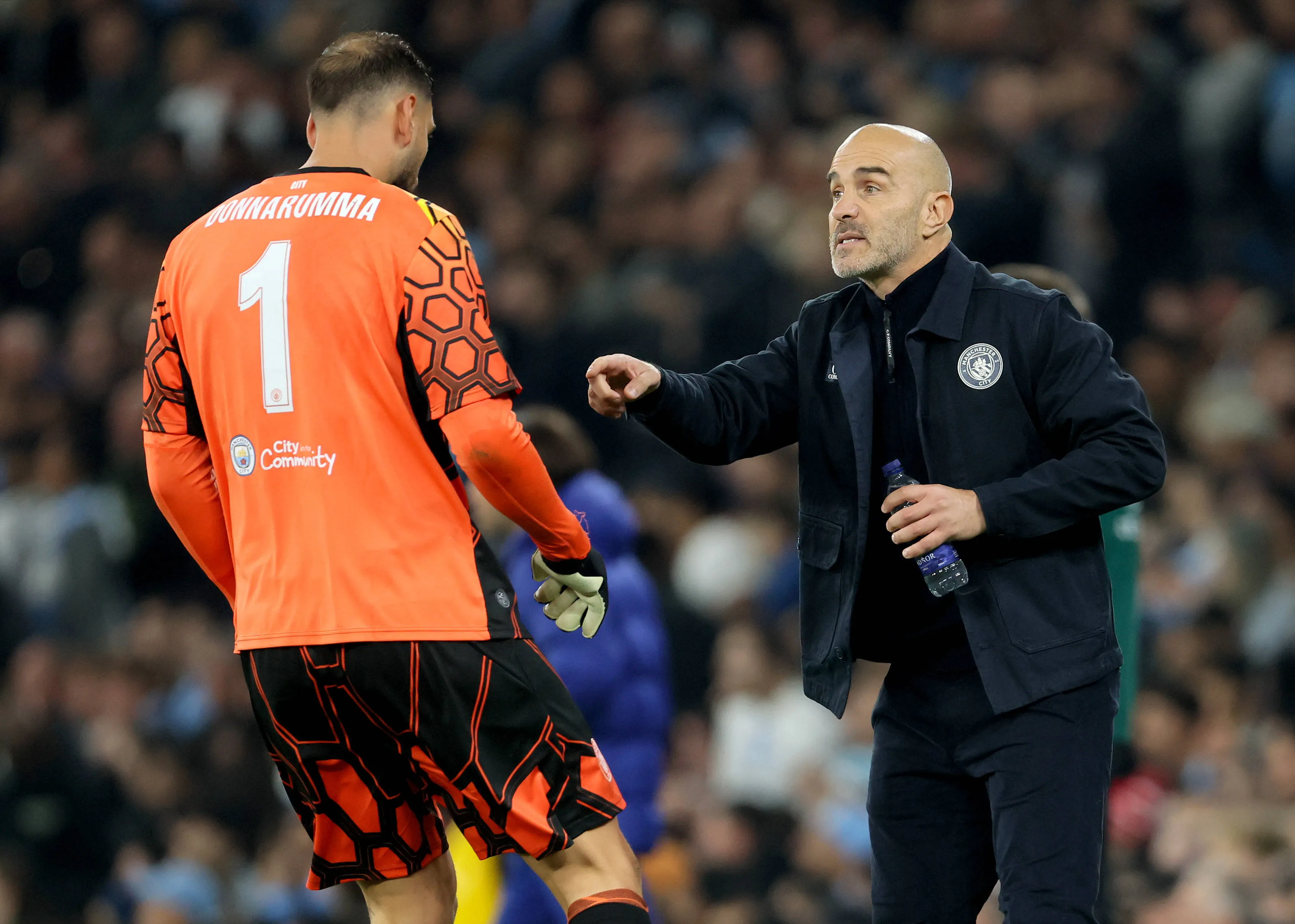 Maresca d&aacute; orienta&ccedil;&otilde;es a Donnarumma durante jogo do Manchester City