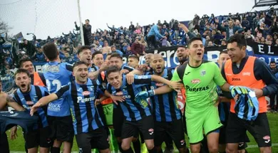 Numa final de bairros, o Liverpool de Montevid&eacute;u celebrou seu primeiro grande t&iacute;tulo no Uruguai