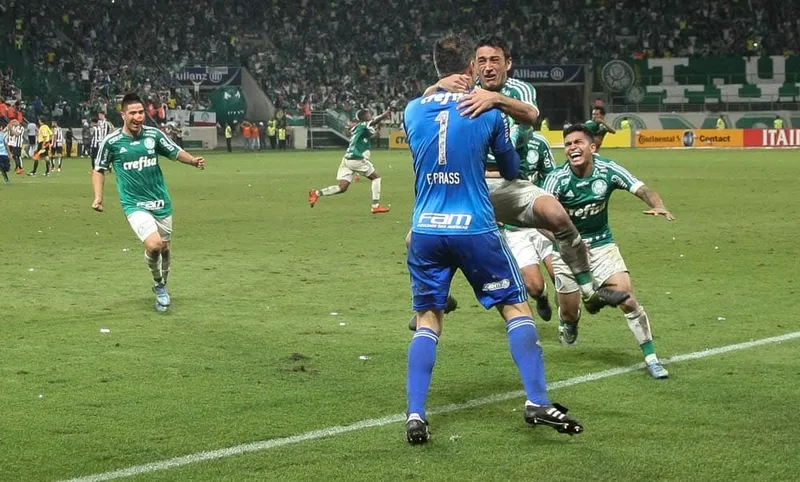 Prass recebe abra&ccedil;o de Robinho, enquanto Dudu e Cristaldo se aproximam ap&oacute;s conquista da Copa do Brasil de 2015