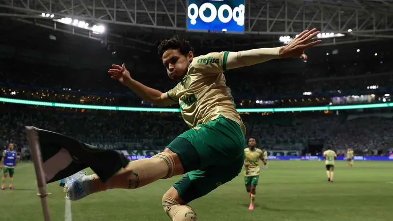 Raphael Veiga, do Palmeiras, comemora seu gol contra o Crici&uacute;ma pelo Campeonato Brasileiro