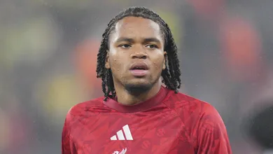 Joia de 18 anos carrega virada her&oacute;ica do Liverpool sobre o Villarreal ap&oacute;s erro de van Dijk