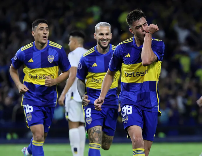 Anselmino celebra primeiro gol como profissional no Boca