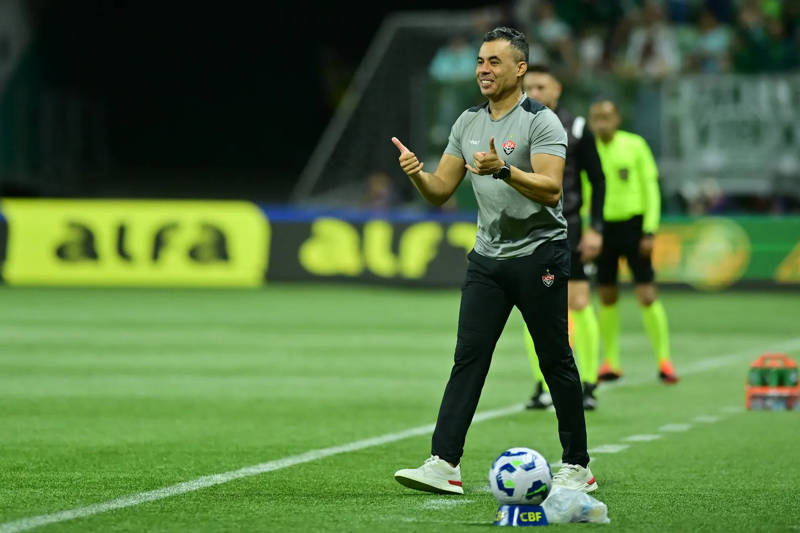 Jair Ventura em jogo do Vit&oacute;ria