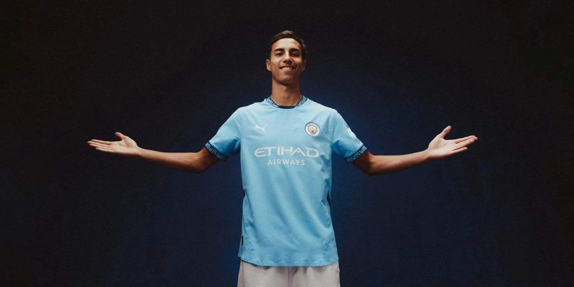 Guardiola elogia Vitor Reis e indica poss&iacute;vel estreia do ex-Palmeiras pelo Manchester City