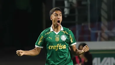 Clube da Premier League apresenta 3&ordf; proposta de R$ 180 milh&otilde;es por joia do Palmeiras