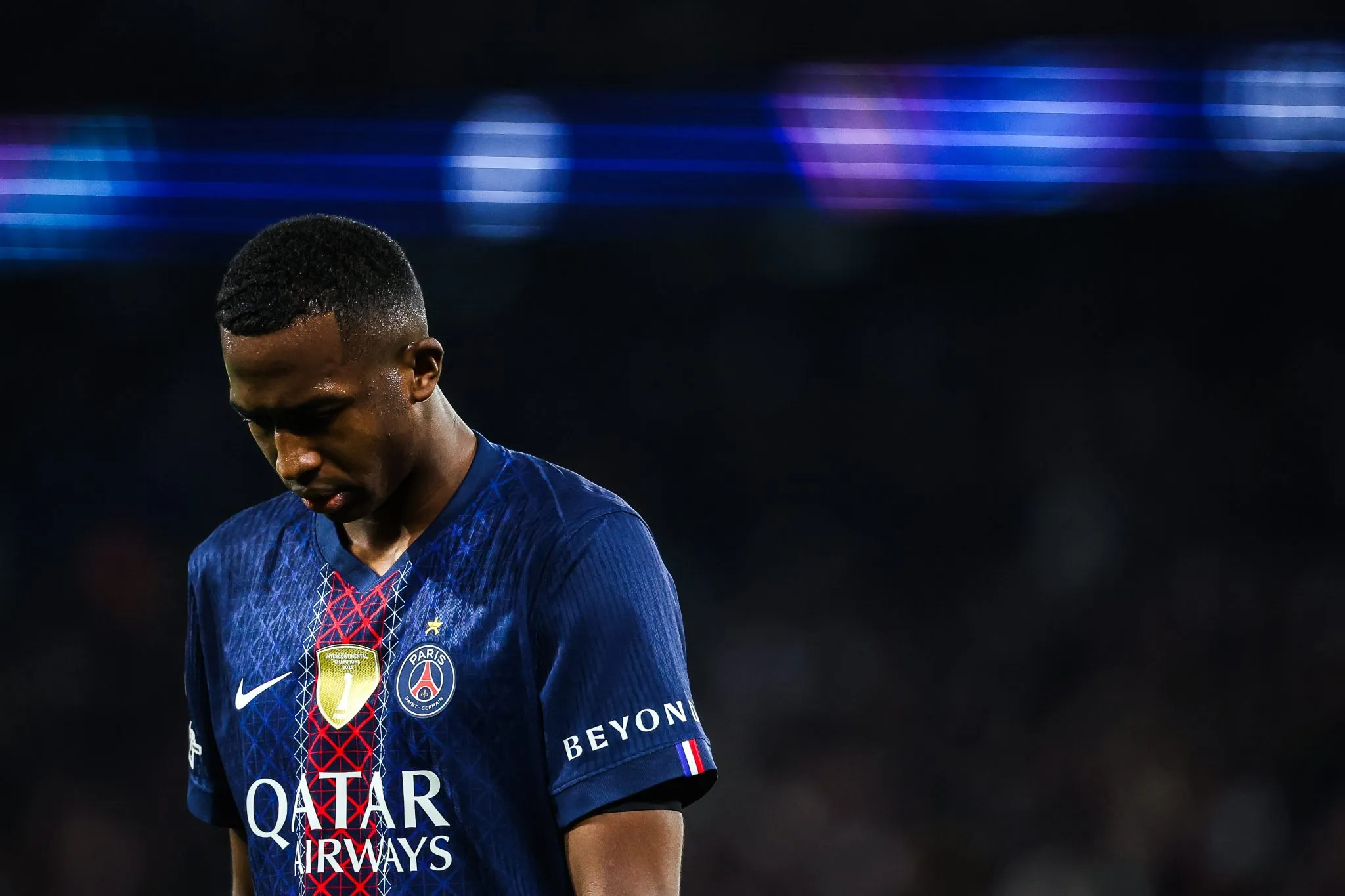 William Pacho sai cabisbaixo em jogo do PSG
